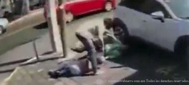 SE VIRALIZA E INDIGNA VIDEO DE UN SUJETO GOLPEANDO A UNA PAREJA DE ADULTOS MAYORES EN COLIMA