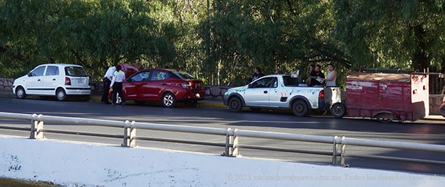 REMOLQUE PIERDE UNA LLANTA Y PROVOCA ACCIDENTE